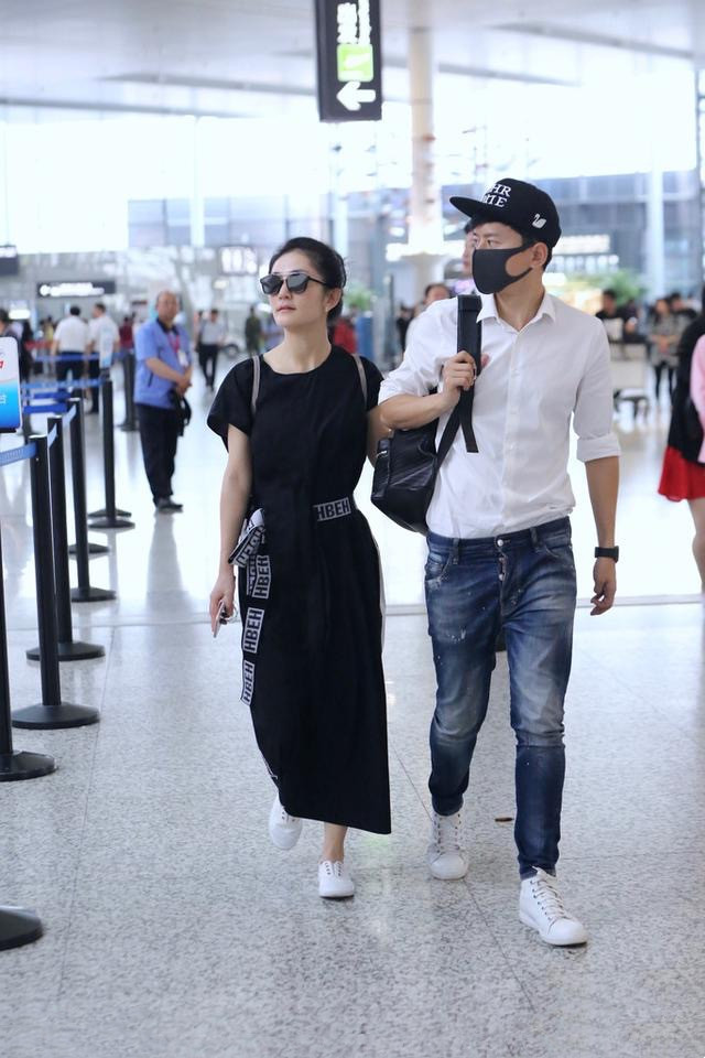 谢娜张杰走机场,娜娜穿小黑裙罕见变淑女,杰哥单肩背包像小跟班