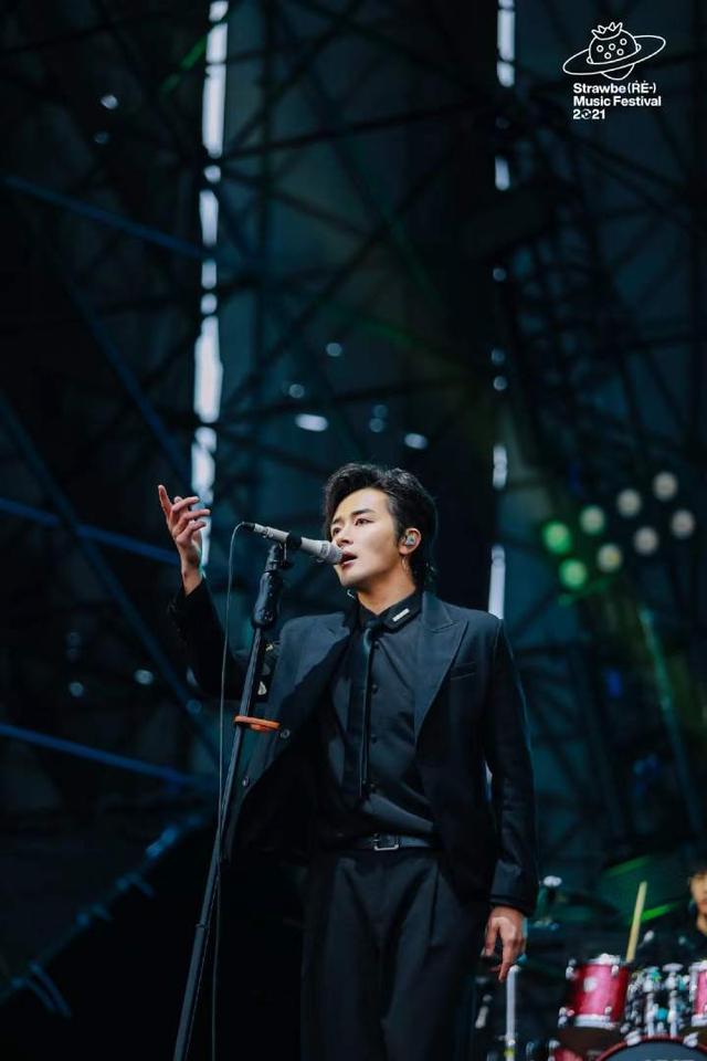 刘爽出生于1992年,新疆人,民谣歌手.