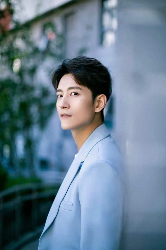 张峻宁直播,西装造型帅出新高度,自拍与他拍之间差了一个太平洋