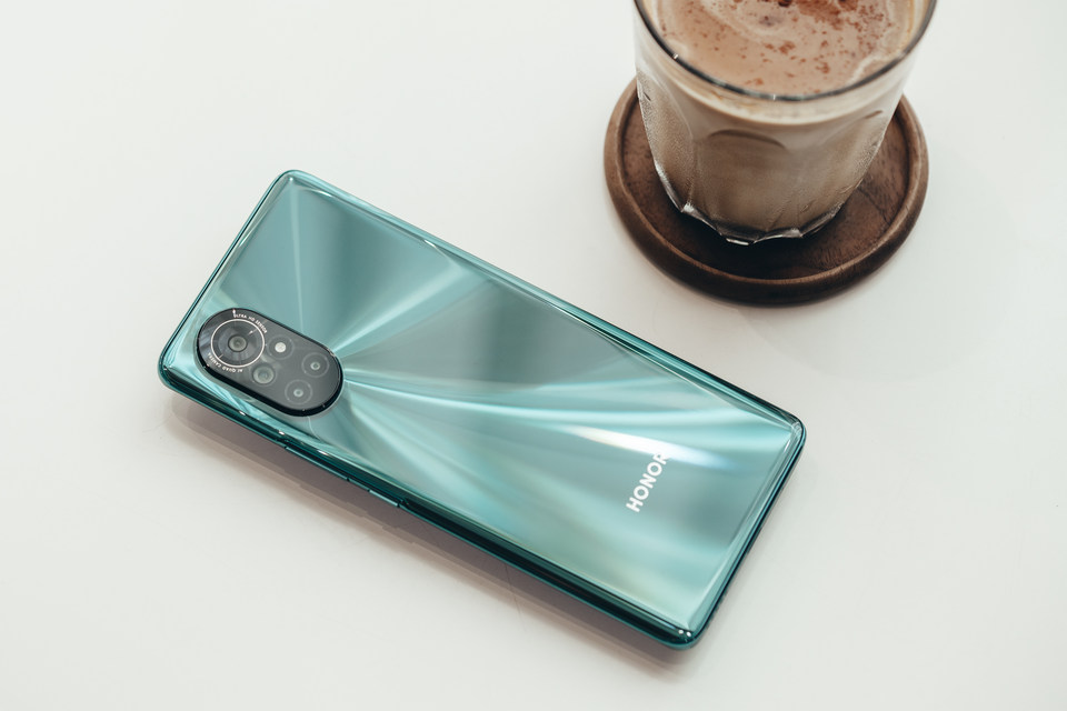 蓝水翡翠背壳10bit曲面屏荣耀v40轻奢版图赏