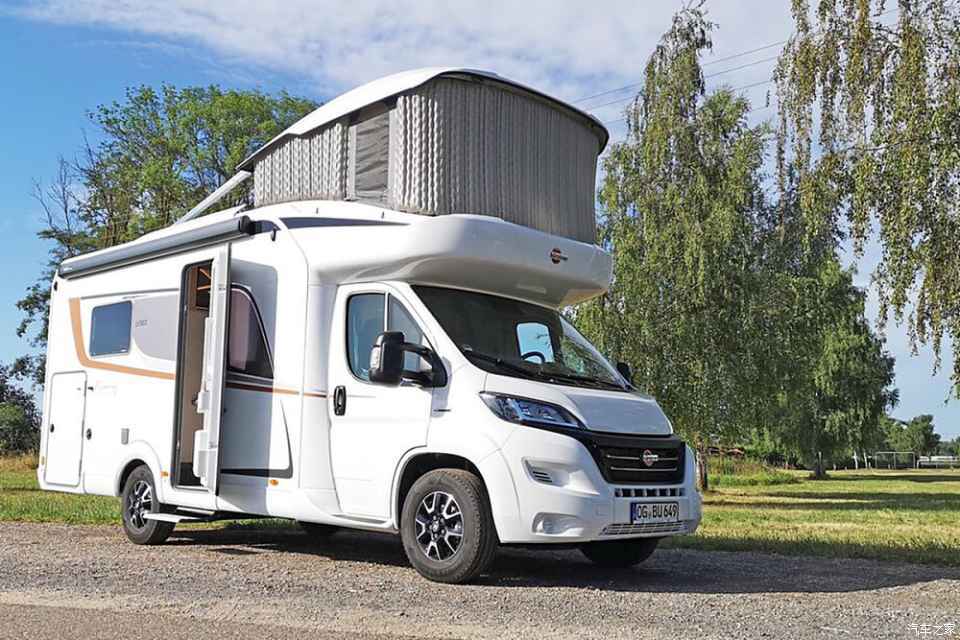 充气升顶拓展睡卧区再通过楼梯到达二层这款房车大有看头