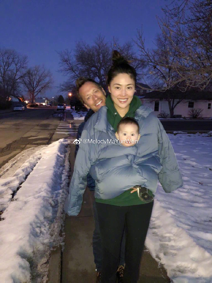女排名将马蕴雯晒全家福雪天将女儿裹衣服里美籍老公开怀大笑