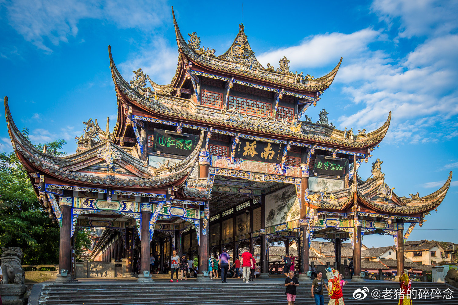 都江堰门口的南桥,应该是最漂亮的不收费景观了,但老猪啼血相告