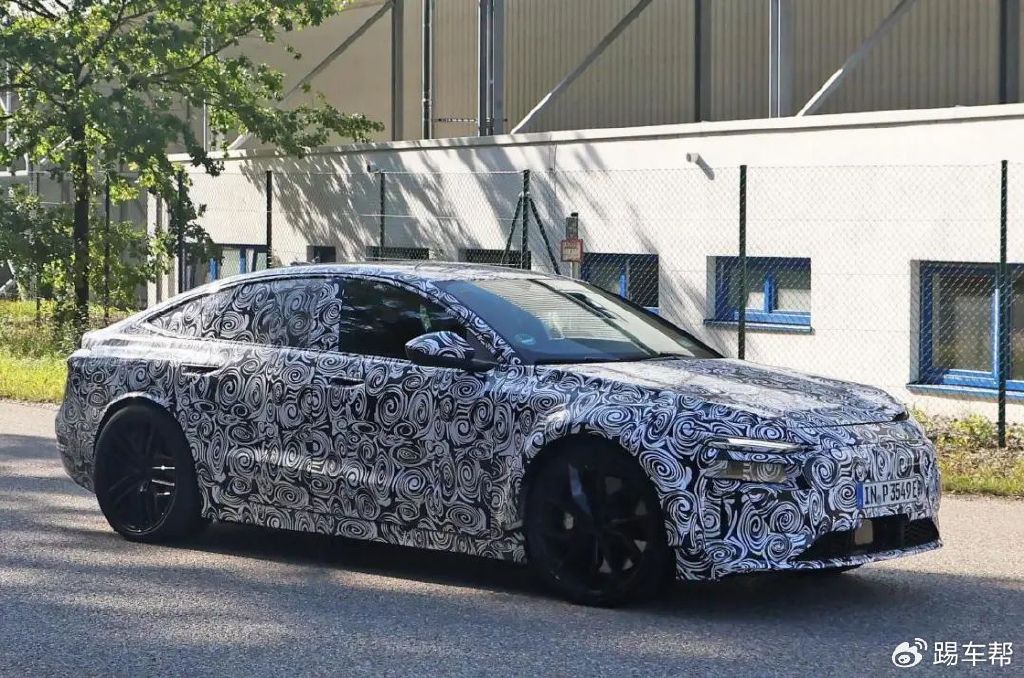 奥迪设计总监马克·里希特曾经透露,rs6 e-ton将比普通的a6 e-tron