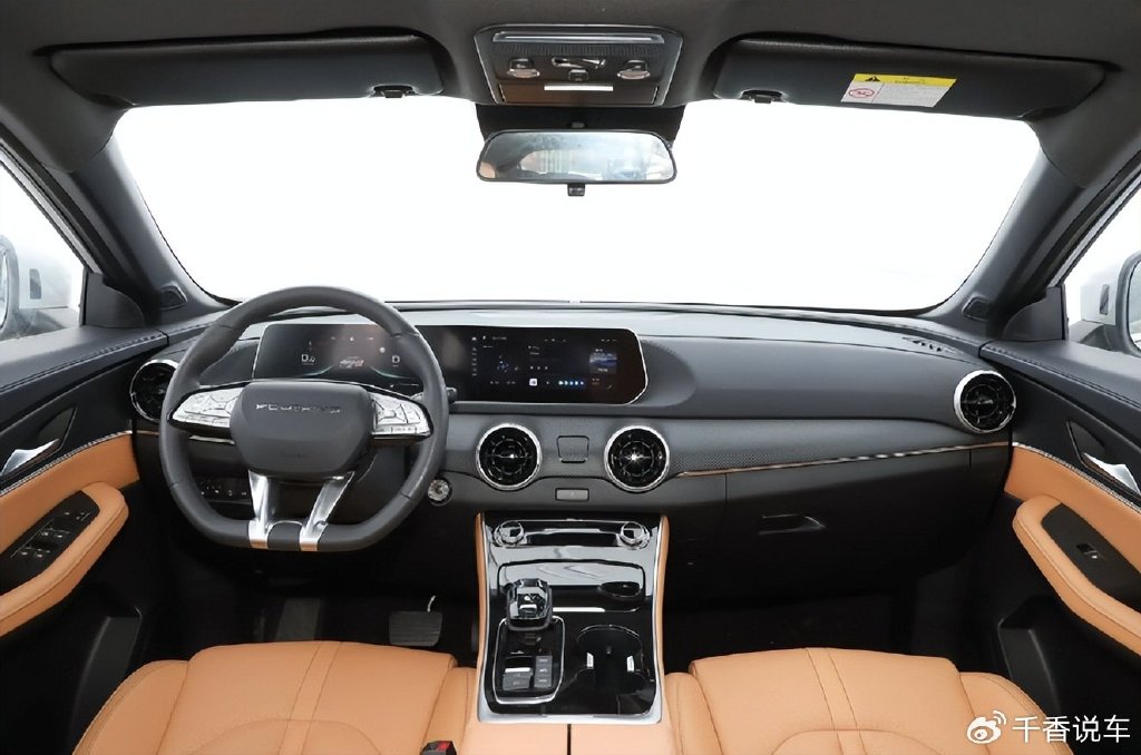 进入车内,东风风行t5 evo狂飙版的内饰设计同样让人眼前一亮.