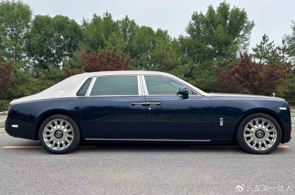 劳斯莱斯幻影加长四座午夜宝石蓝拼首映银
