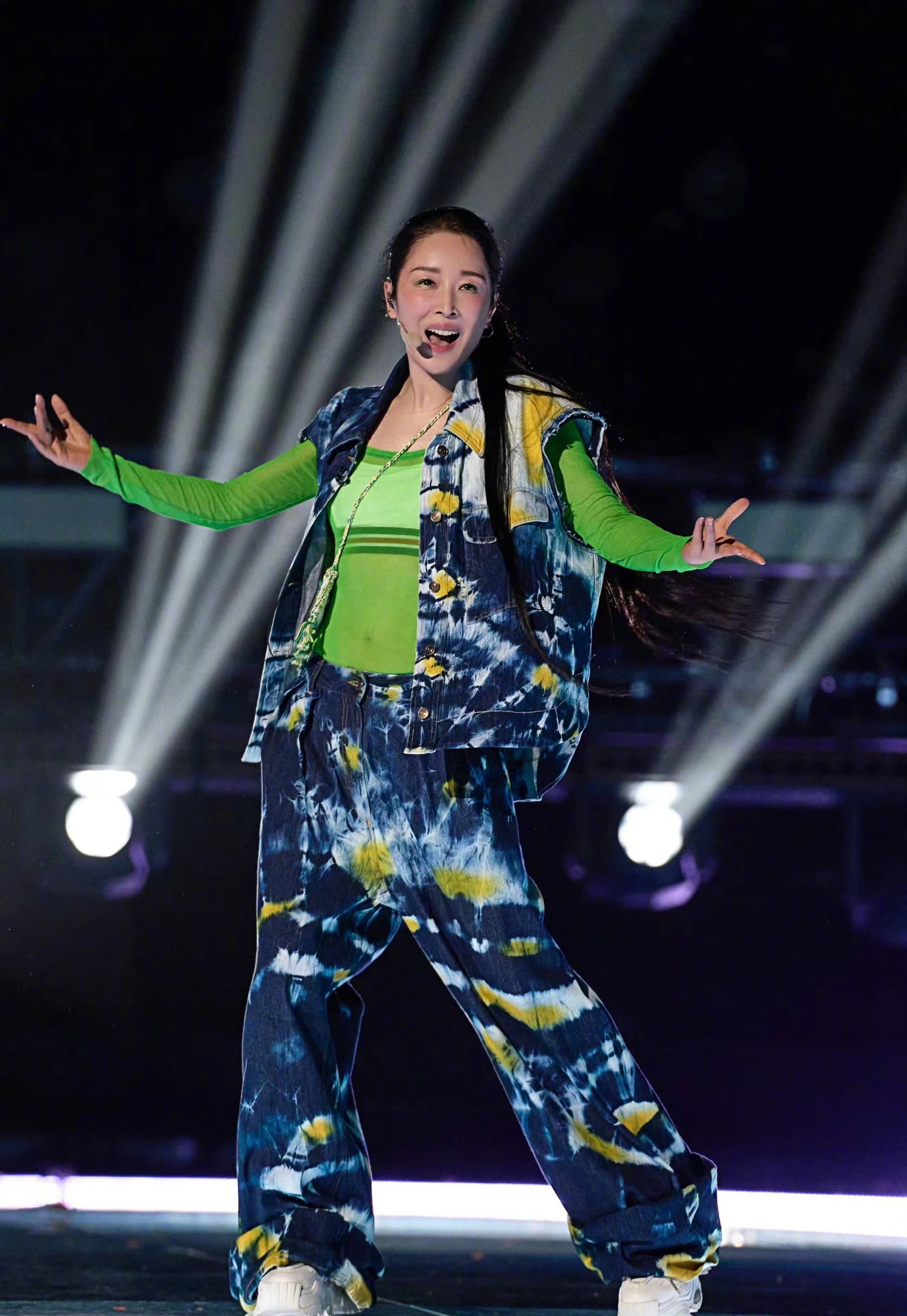 周深微博为孙悦,ella,amber打call!