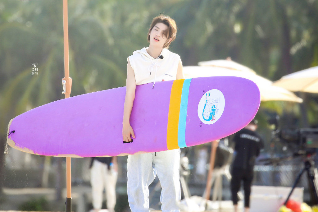 来看看justin黄明昊的腹肌,行走的荷尔蒙,夏日海边的清新少年