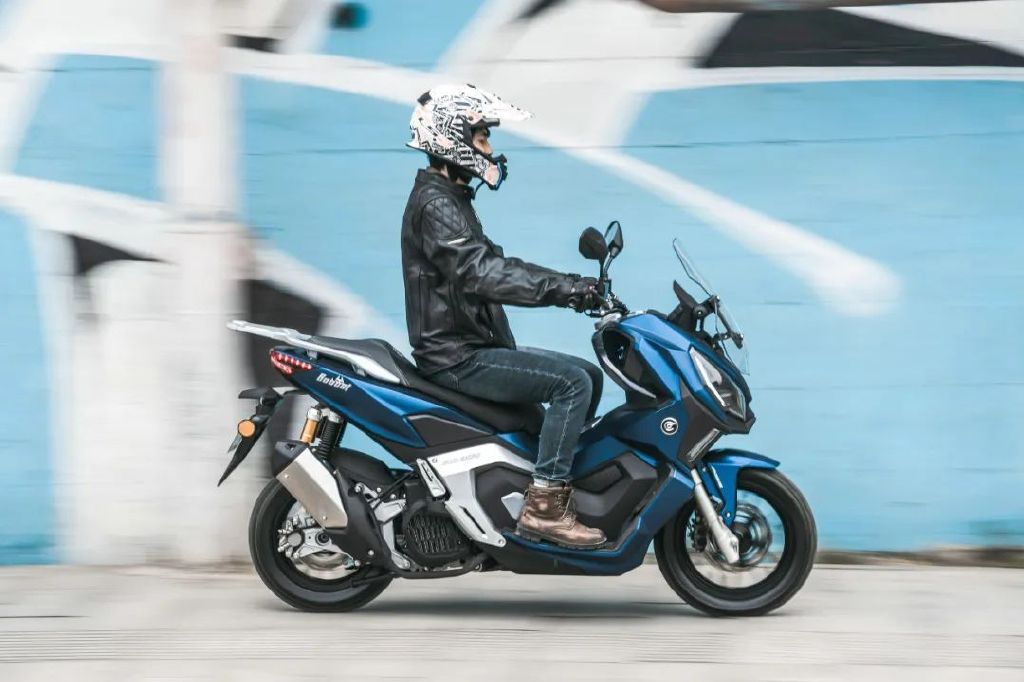 嘉陵cat 150t山猫adv踏板上市,全系标配tcs功能!-新浪汽车