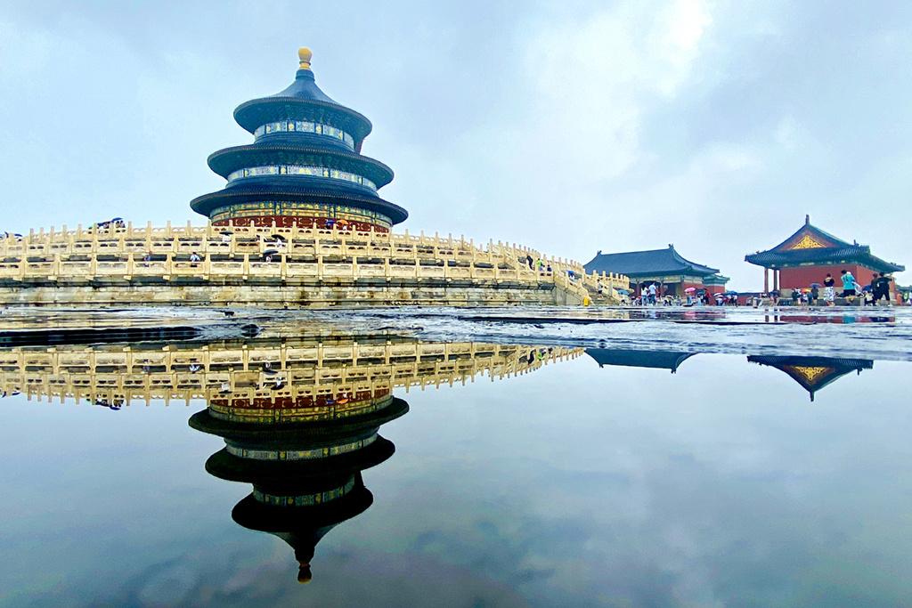 北京雨后古建筑群倒影空间感十足