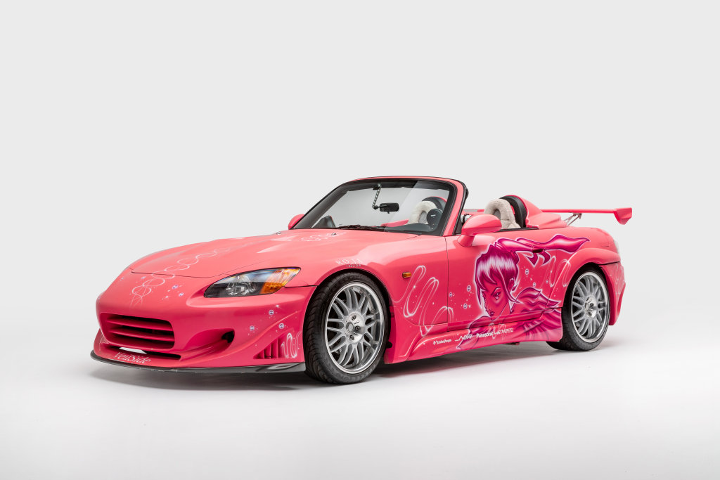 在影片中,小琪所驾驶的是一辆粉色的本田s2000,仅仅是在影片开头出现