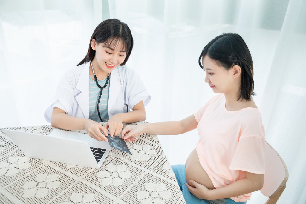 做胎心监护时，医生在孕肚子上面敲铁盘，网友：这盘子是老演员了休闲区蓝鸢梦想 - Www.slyday.coM