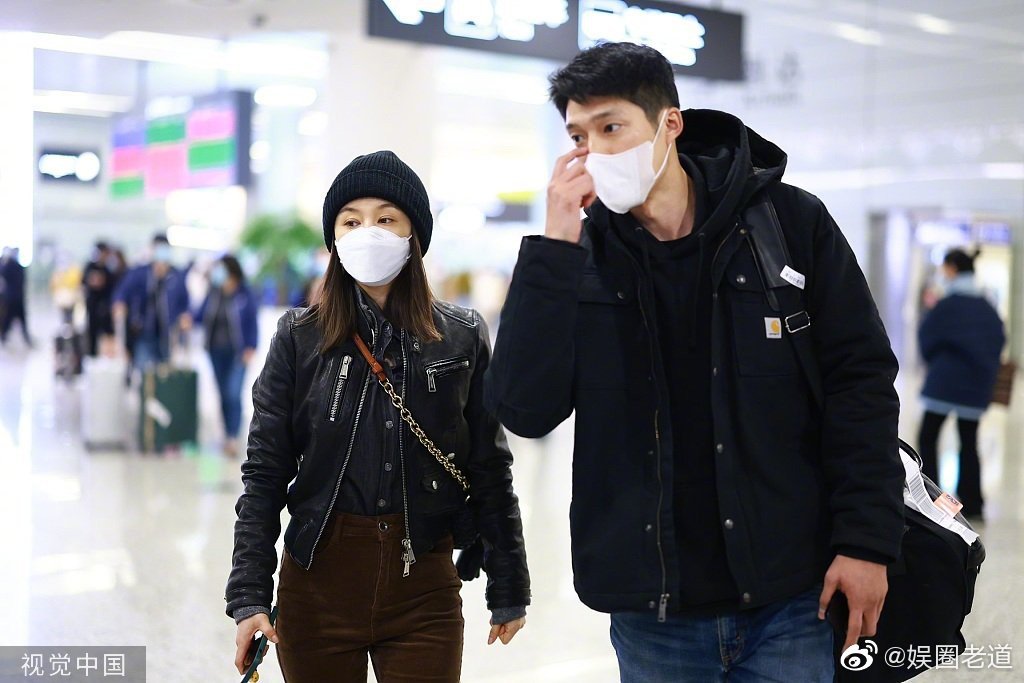 王子文吴永恩合体现身机场王子文站在男友旁边显得小鸟依人