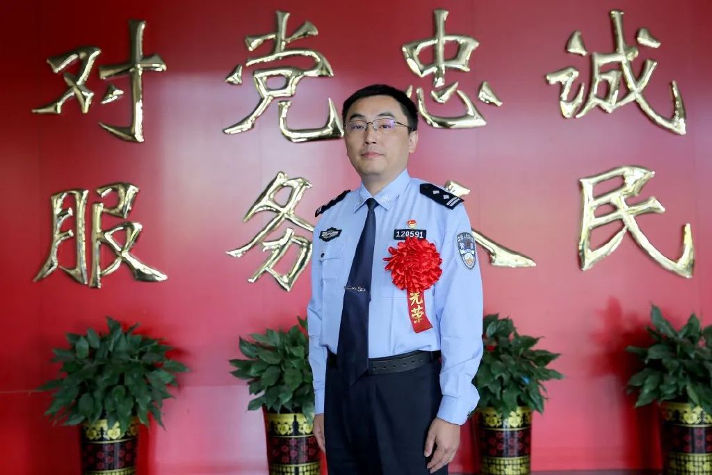 胡杰,男,1980年出生,中共党员,现任益阳市公安局网技支队副支队长.