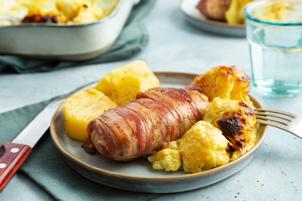 slavink是一种传统的荷兰菜,是用培根包裹着肉放在猪油或黄油里煎炸而