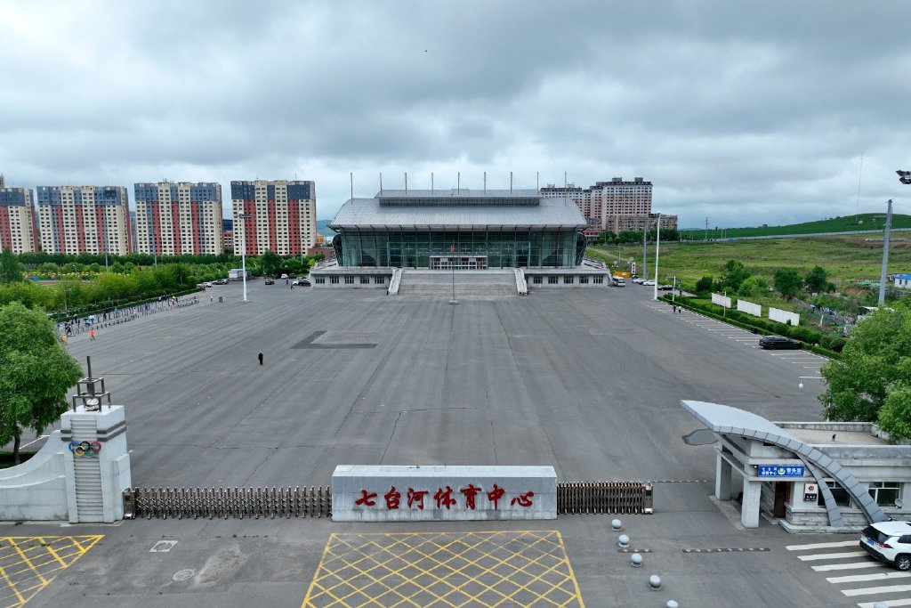 七台河体育中心一批批企业家奔向这里筑梦冠军之城的光环不仅吸引着
