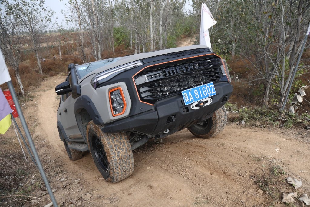 轱辘试驾大通越野最强的皮卡上汽牛魔王真够劲