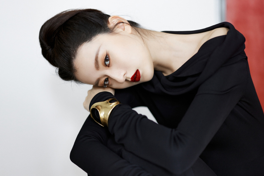 乔欣黑色露肩长裙红唇造型气场超级强大