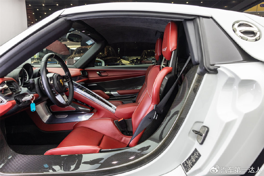 科尼赛克agera内饰看起来十分高贵,处处透露着高级感,一坐进车内就能