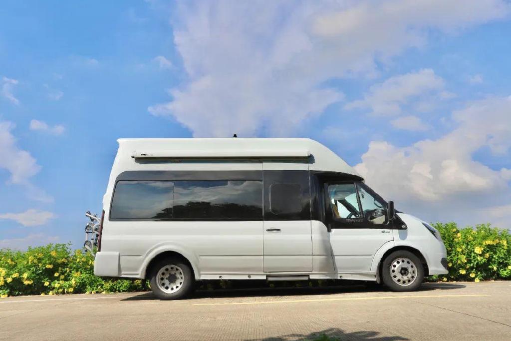 电器:32寸液晶网络电视(220v),后舱音响,房车专用152l冰箱(英德尔)