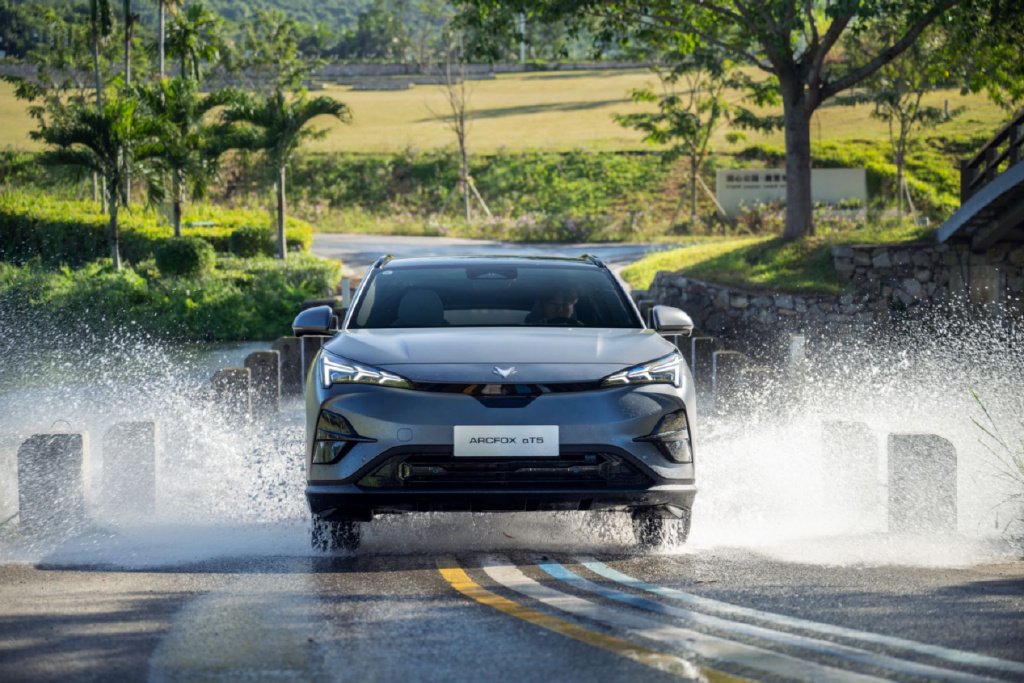 北汽极狐:以"理工男"之姿,掀起新能源"价值战"新篇章-新浪汽车