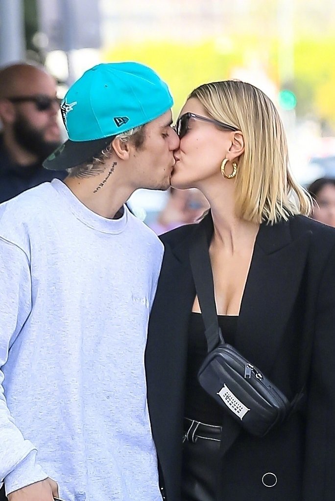 justin bieber与hailey baldwin 洛杉矶出街,街头kiss超甜