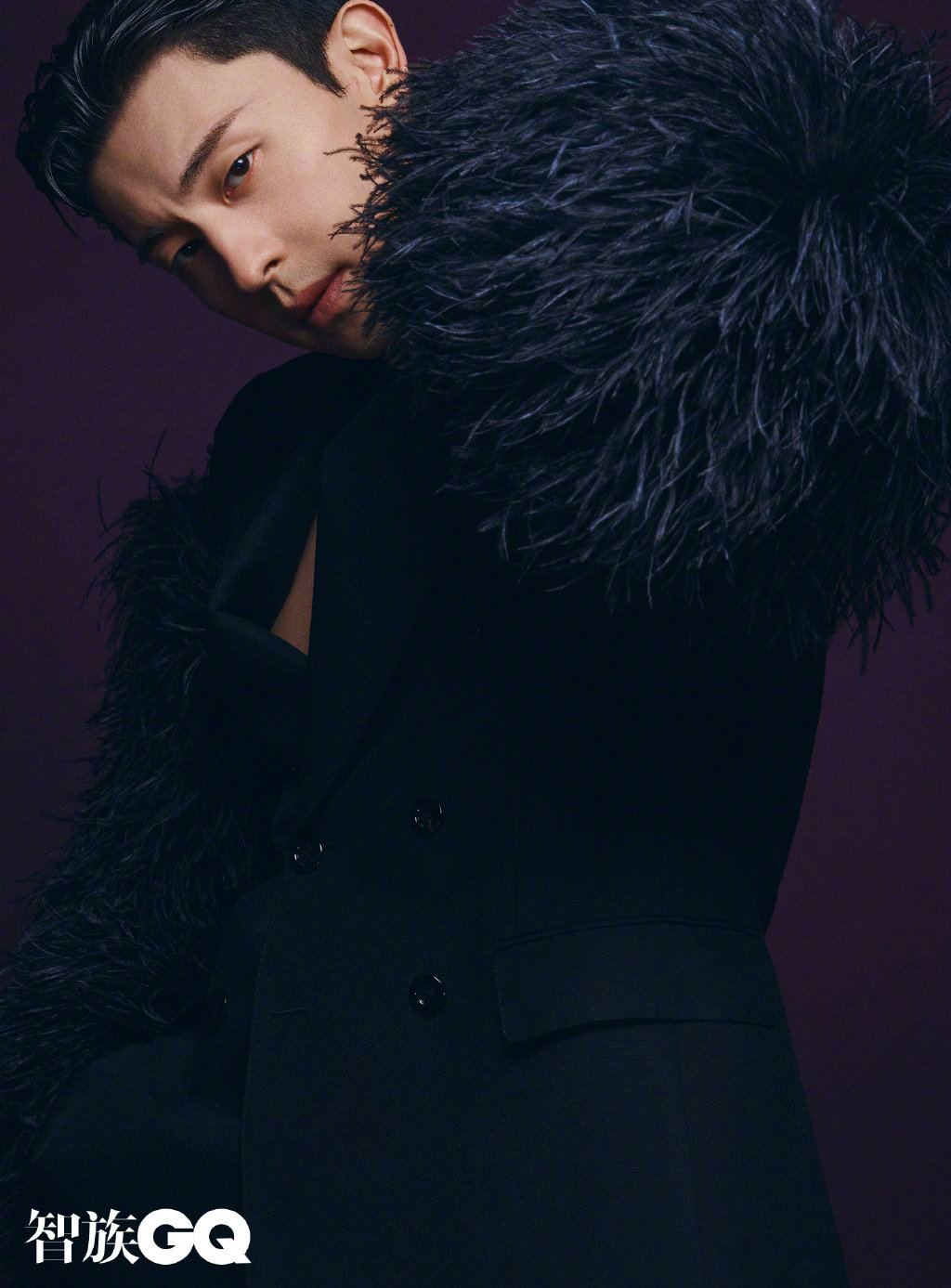 邓伦超话gq黑色羽毛装玩火暧昧氛围