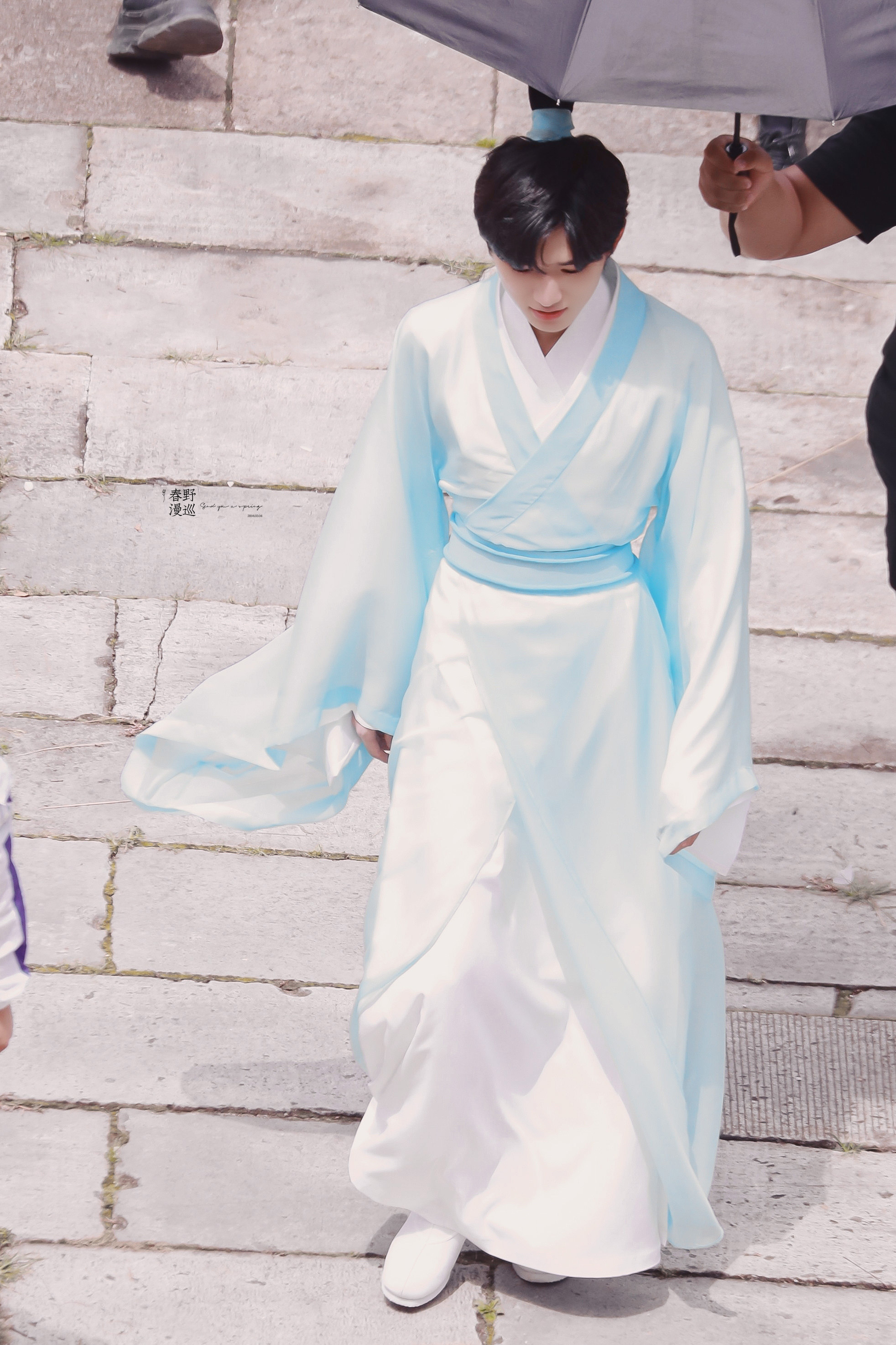 宋亚轩萌探饭拍 一身蓝色古装,清新脱俗