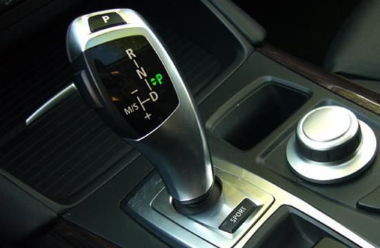 自动挡汽车操作简单,节省了开车途中切换档位的复杂操作,女性朋友都会