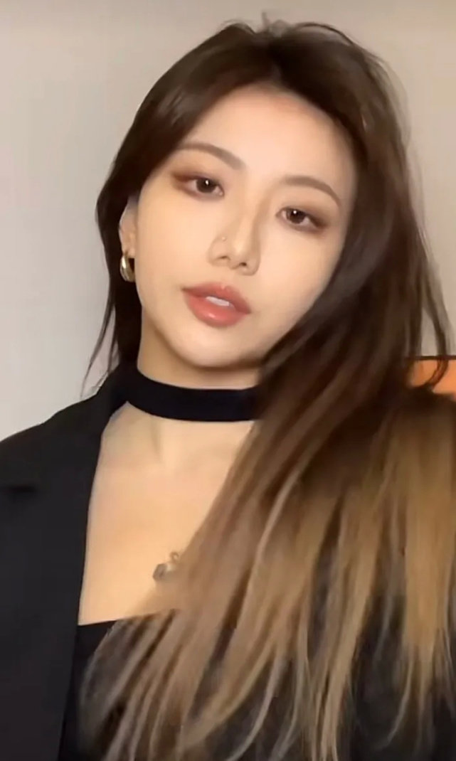 曾凡博与网红美女互动频繁！美女高颜值＋身材火辣，首钢19岁新星起飞
