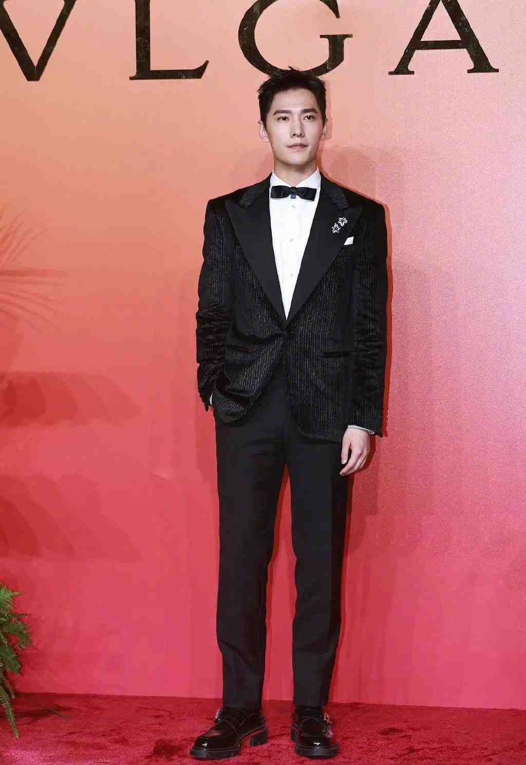 公认身材好的8位一线男星,肩宽腿长穿西装好看,搭档女星无压力休闲区蓝鸢梦想 - Www.slyday.coM 公认身材好的8位一线男星,肩宽腿长穿西装好看,搭档女星无压力休闲区蓝鸢梦想 - Www.slyday.coM