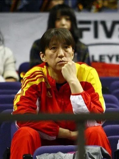 娶嫁给排球的赖亚文,他背着妻子去战斗,接受排球"第三者"