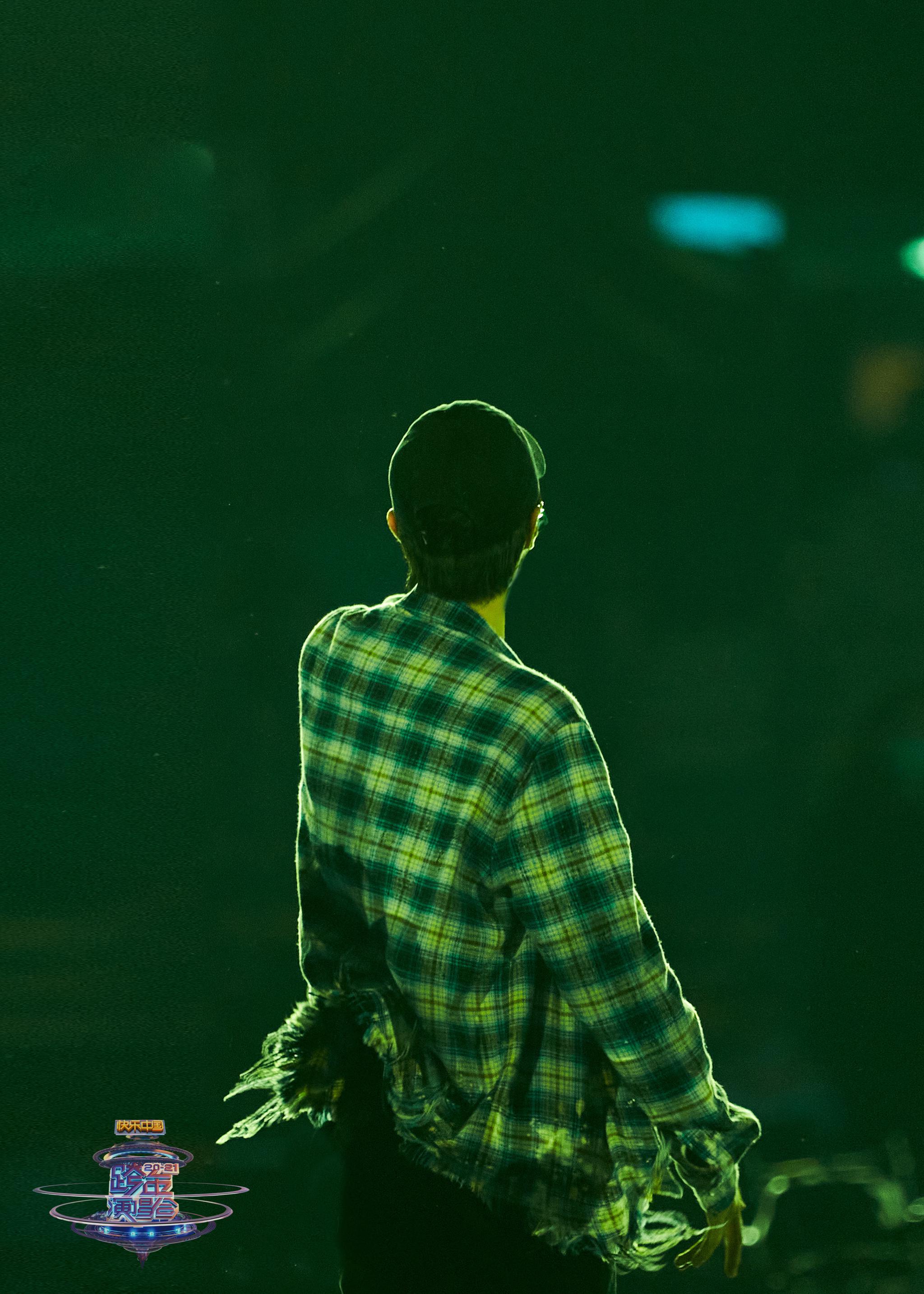 王一博背影小合集 舞台灯光下的酷盖