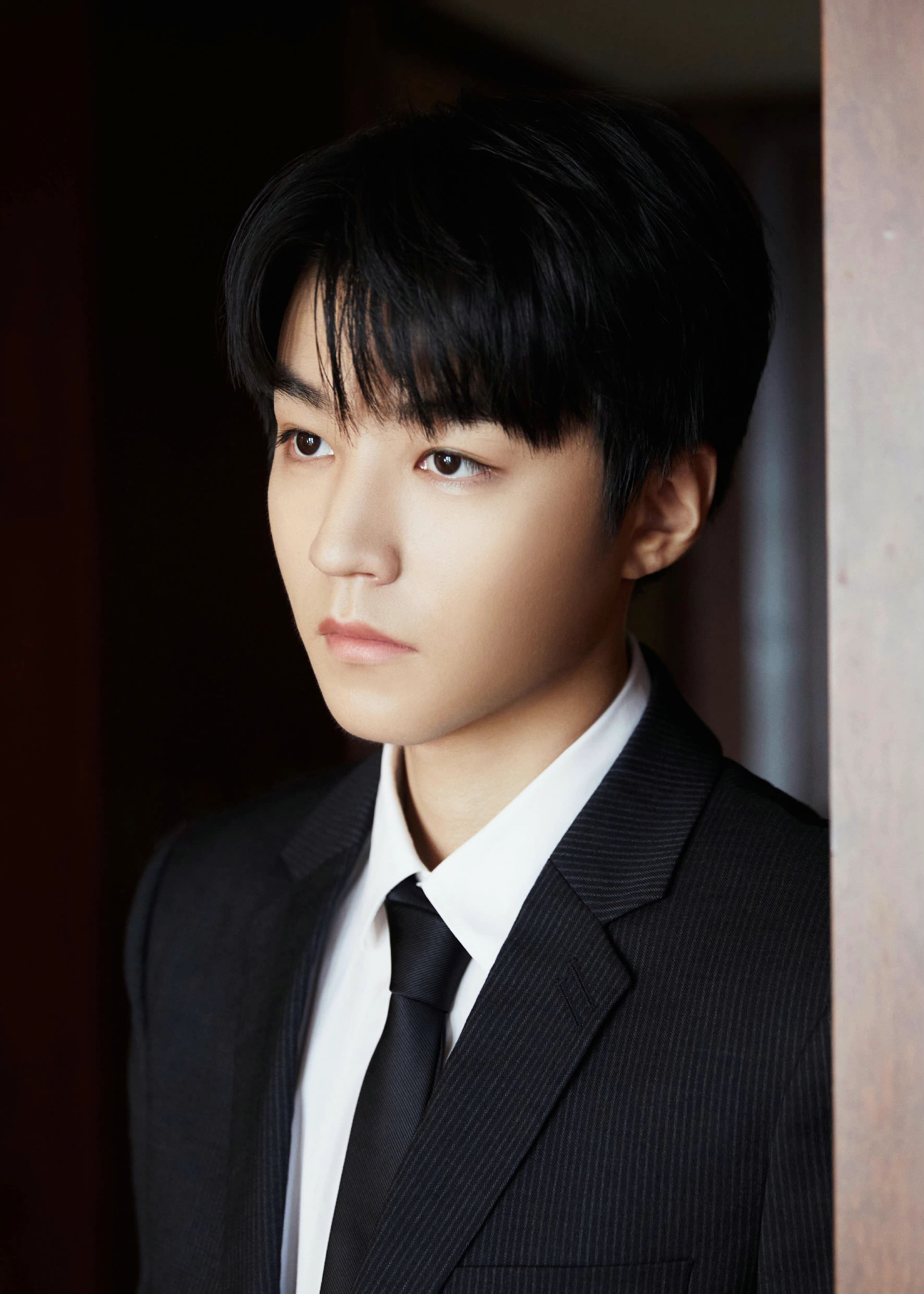 王俊凯黑色西装随拍来啦修长身材衬托优越比例