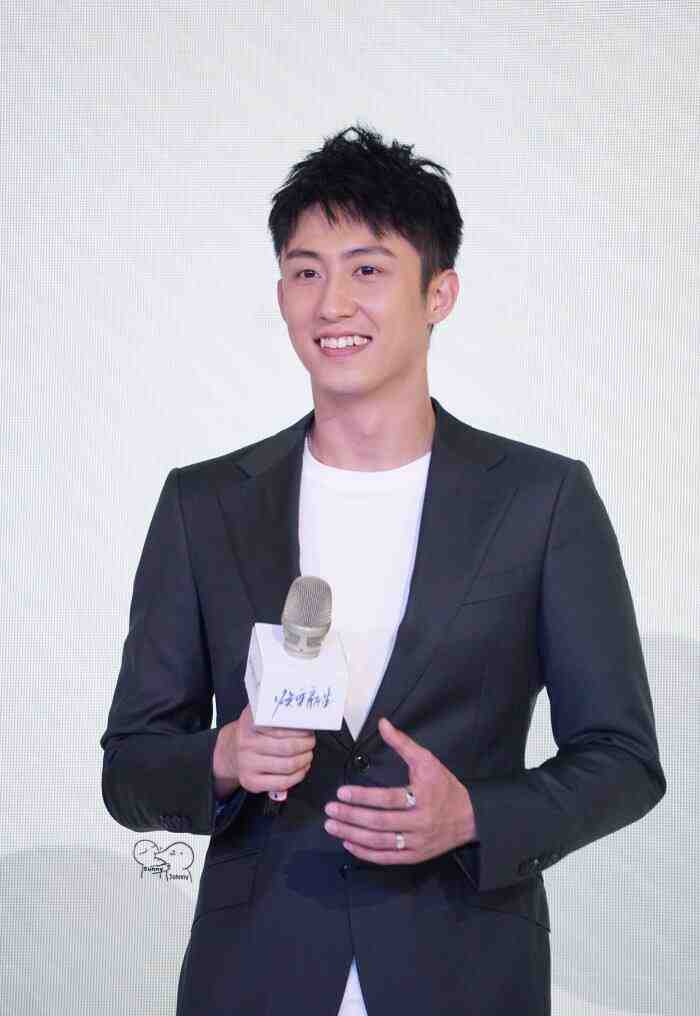 公认身材好的8位一线男星,肩宽腿长穿西装好看,搭档女星无压力休闲区蓝鸢梦想 - Www.slyday.coM 公认身材好的8位一线男星,肩宽腿长穿西装好看,搭档女星无压力休闲区蓝鸢梦想 - Www.slyday.coM