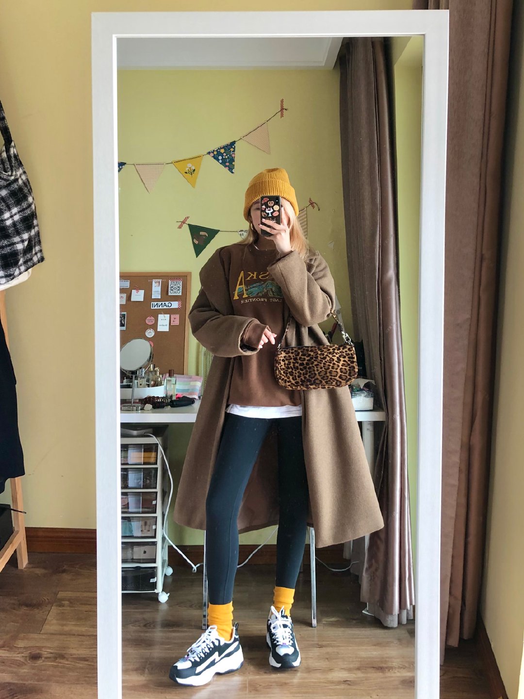 街拍造型怎么凹才够拉风少不了斯凯奇第四代熊猫鞋这个搭配神器