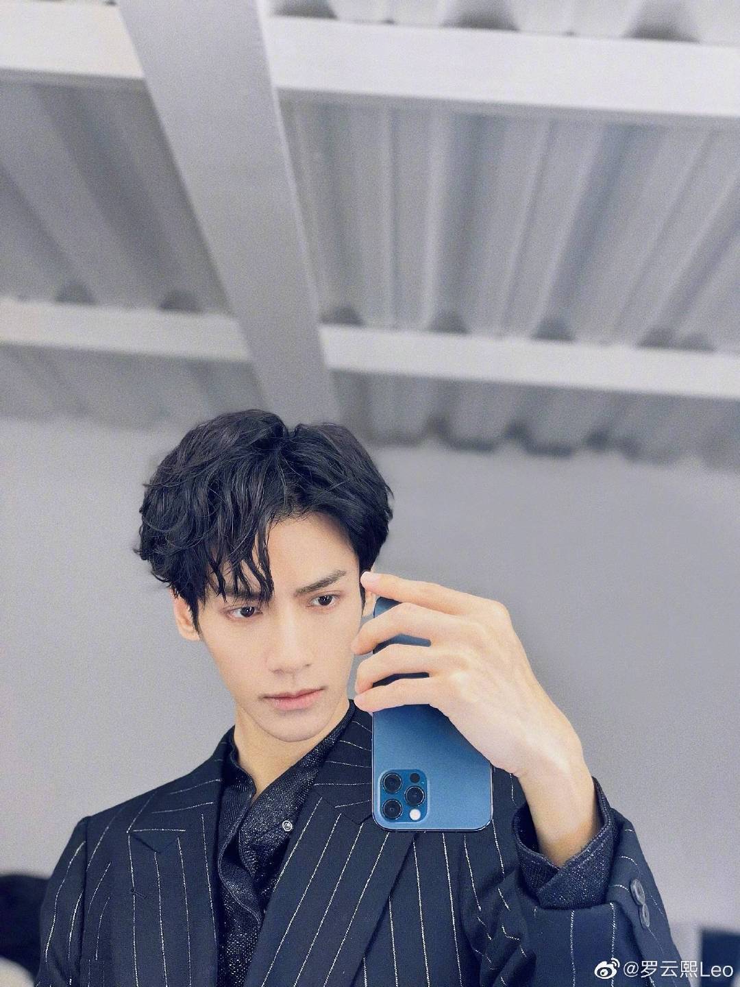 罗云熙晒比个耶自拍照白色衬衫五官好优越