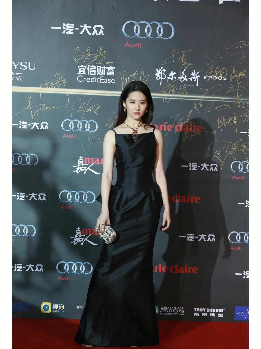 刘亦菲早年时尚盛典这组黑色吊带礼裙造型……__财经头条