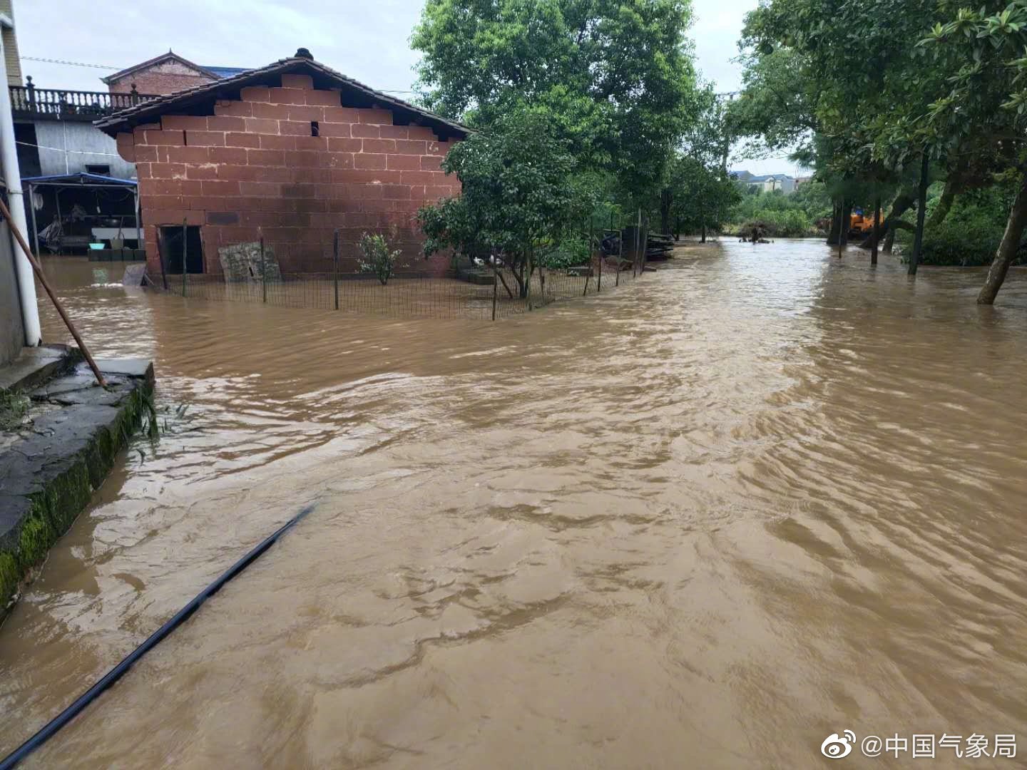 江西东乡启动红色暴雨预警 电话叫应助人口安全转移