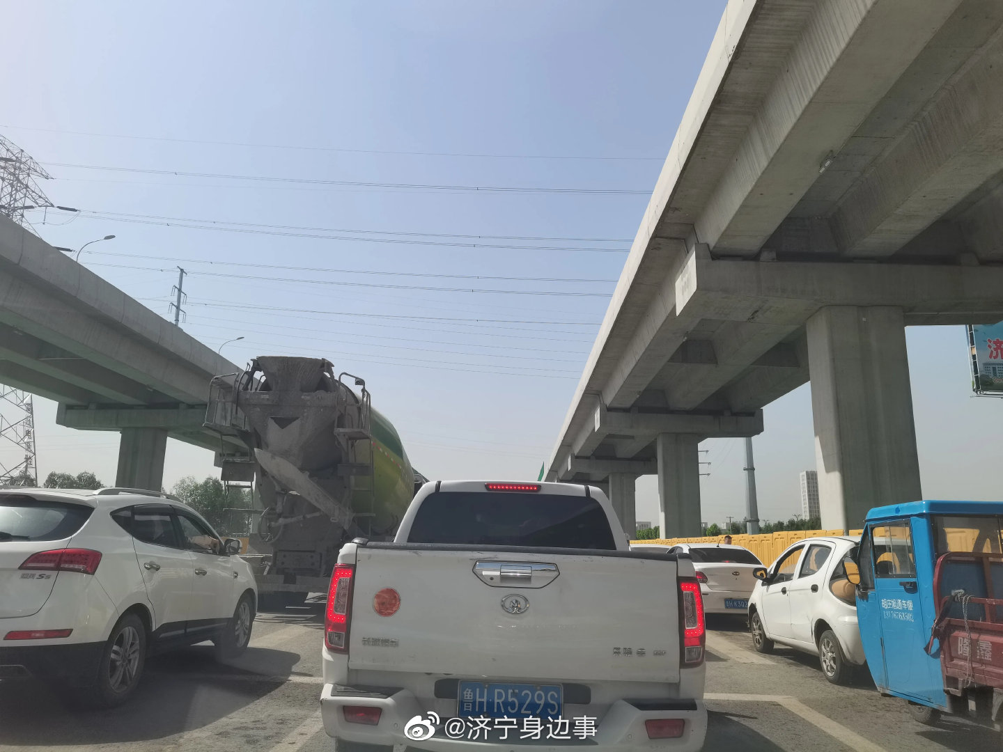 济宁 济水大道(西外环)高架下辅路严重堵车