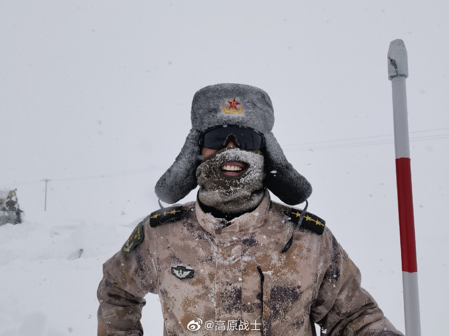 点赞子弟兵高原战士破冰除雪助力道路畅通