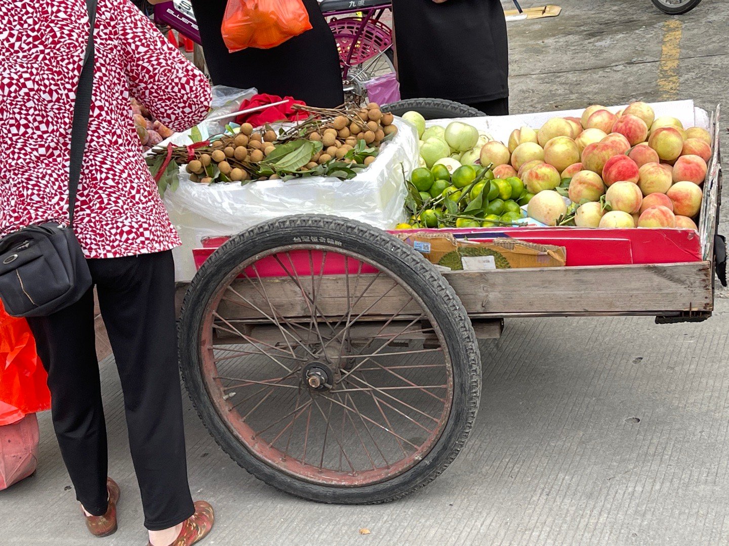 三轮车卖水果摆放图片图片
