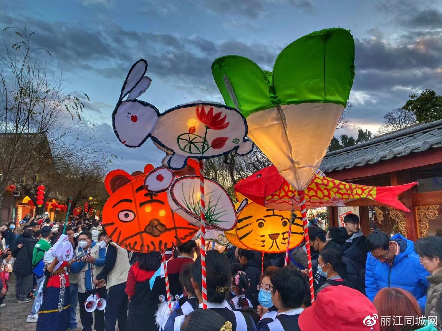 提灯夜游 丽江古城花灯璀璨 这个元宵好热闹!|花灯|元宵|丽江古城_新浪新闻