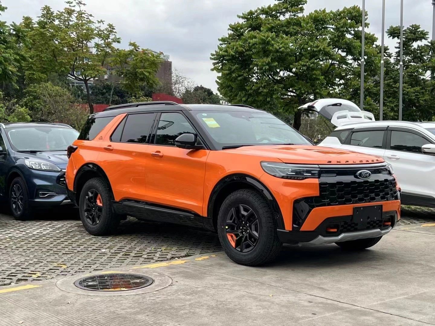 福特探险者昆仑巅峰版,这个颜色骚气啊……_高清图集_新浪网