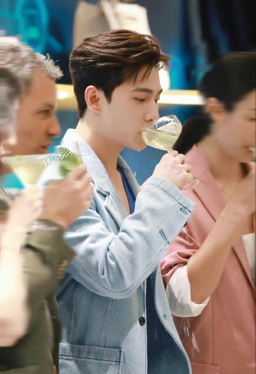 传下去今天是杨洋喝酒漏了一周年就是说还有人不知道杨洋喝酒
