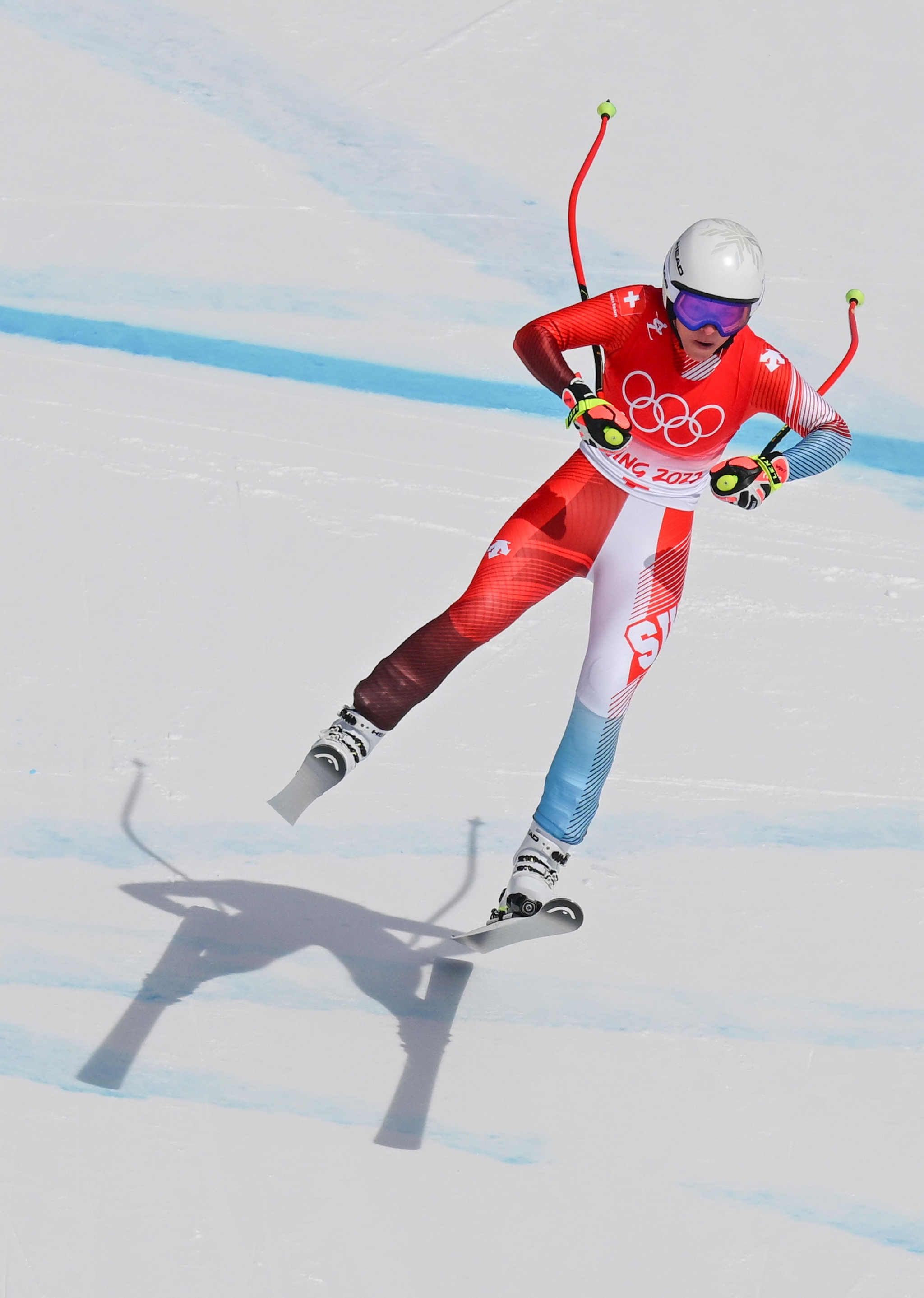 北京冬奥会高山滑雪女子超级大回转比赛瑞士选手获得冠军