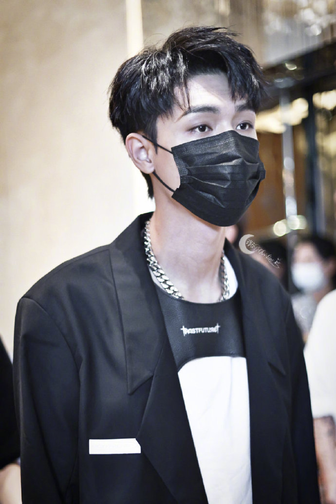 秦霄贤最后的赢家今日上班饭拍allblack造型好帅气