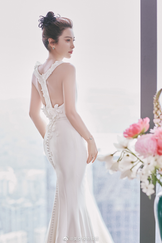 李冰冰穿白色礼服典雅大气窗前高调秀美背仪态优雅
