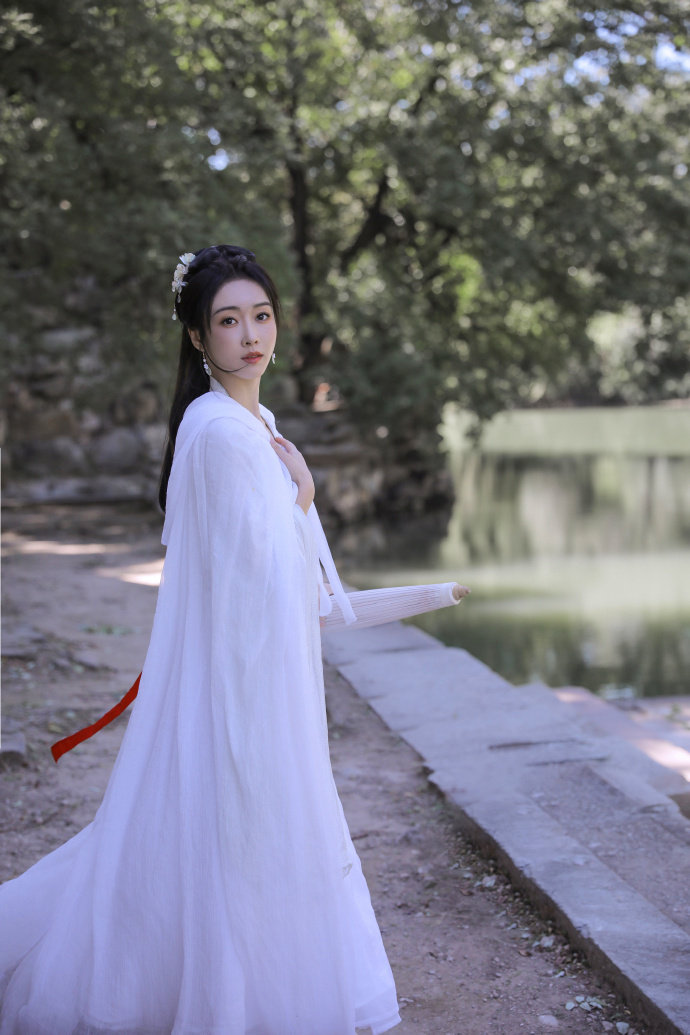 宣璐古风大片更新啦~ 白衣罗裙放灯的仙子宣宣