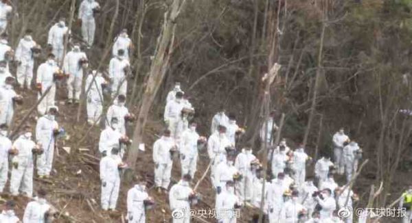 MU5735事故现场全场鸣笛致哀休闲区蓝鸢梦想 - Www.slyday.coM